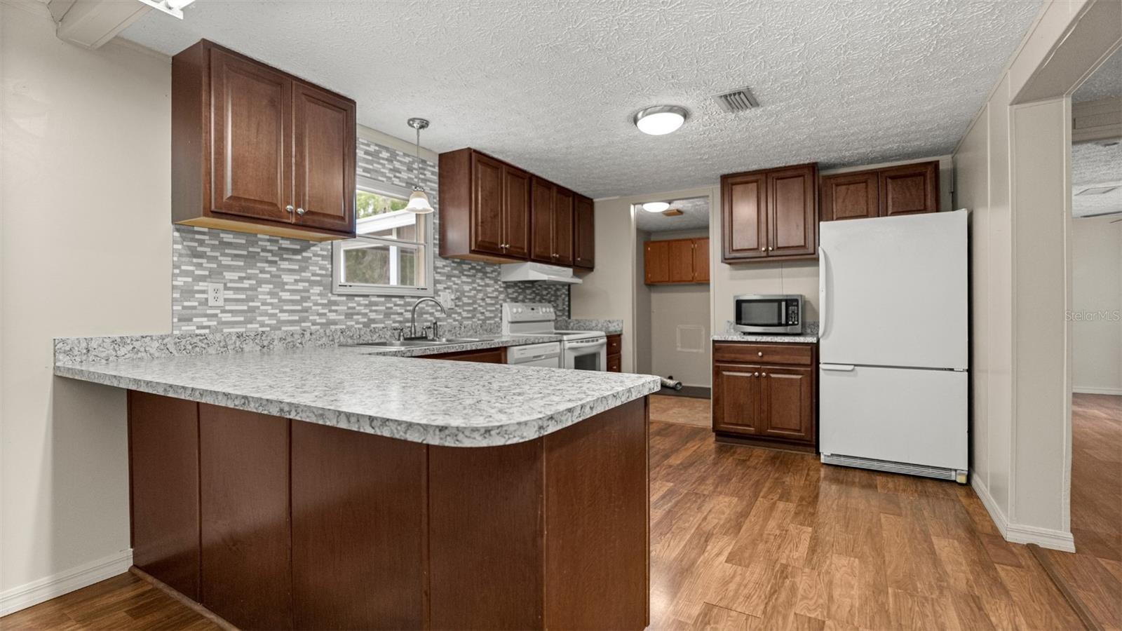 UNIVERSITY COUNTRY ESTATE - Residential