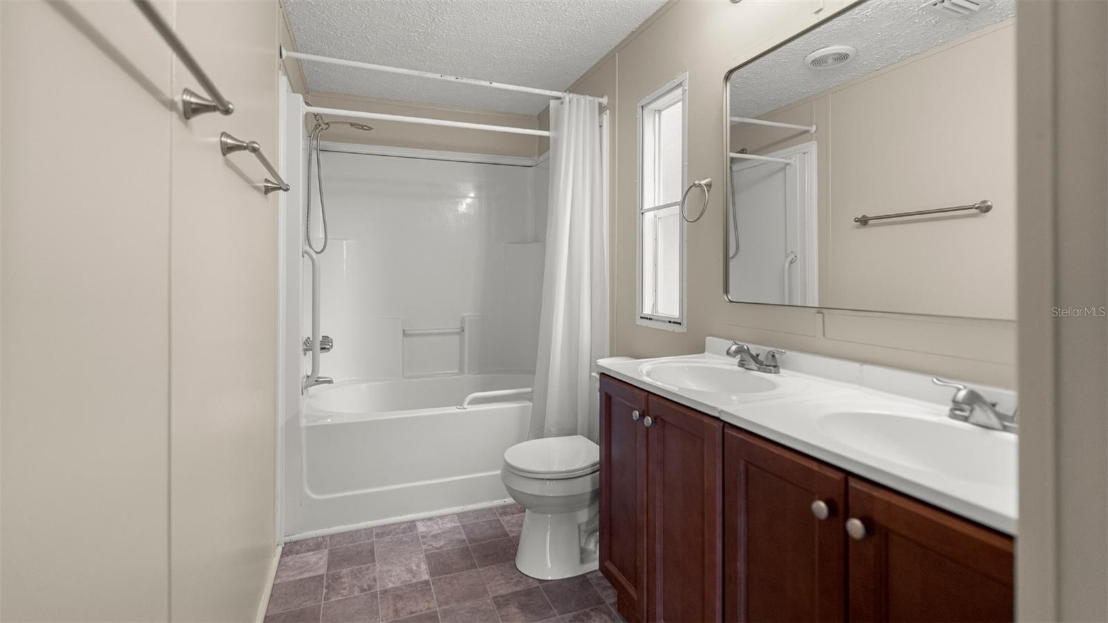 UNIVERSITY COUNTRY ESTATE - Residential