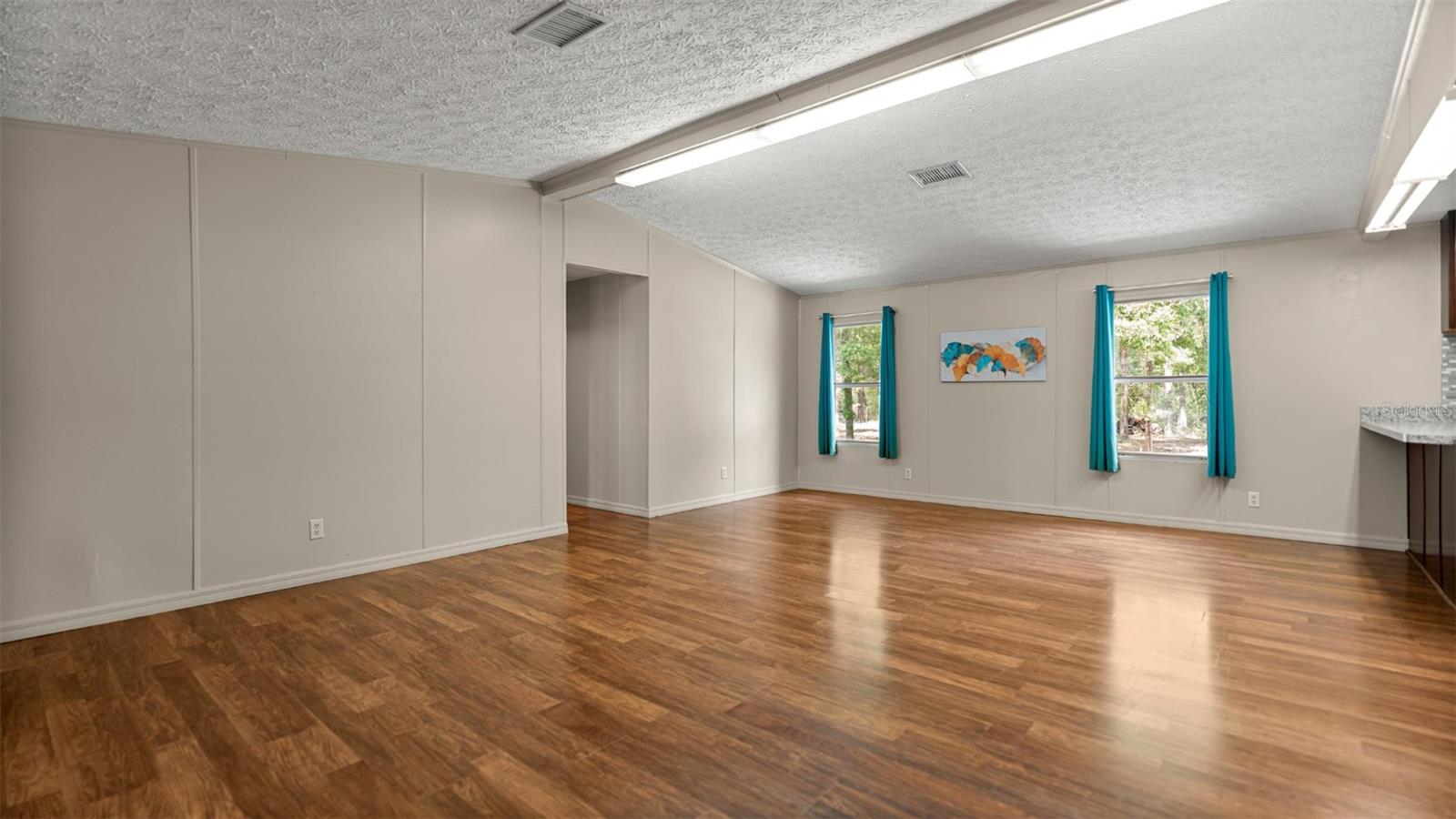 UNIVERSITY COUNTRY ESTATE - Residential