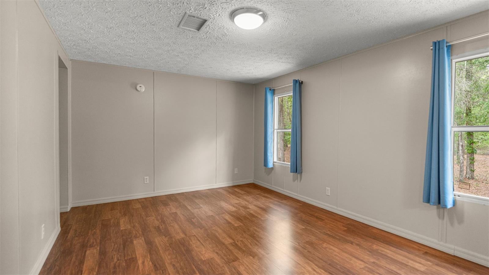 UNIVERSITY COUNTRY ESTATE - Residential