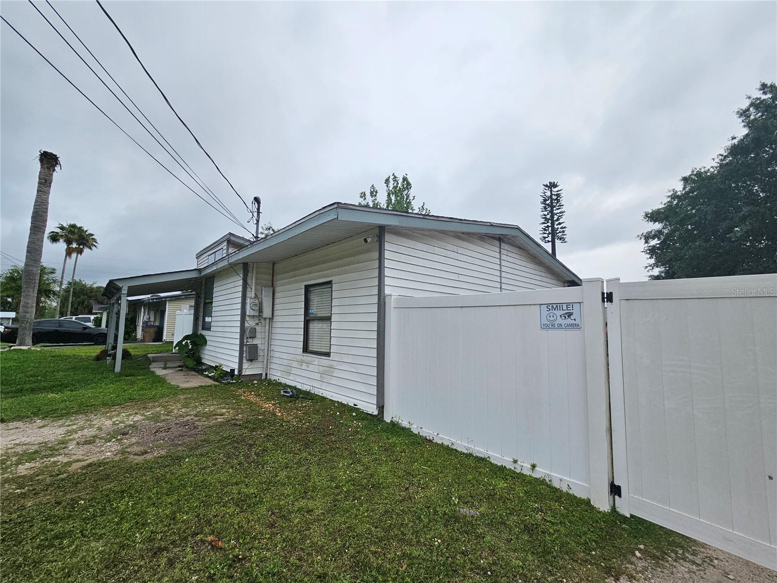 Nice studio near the shopping center and highway. The price includes water and electricity