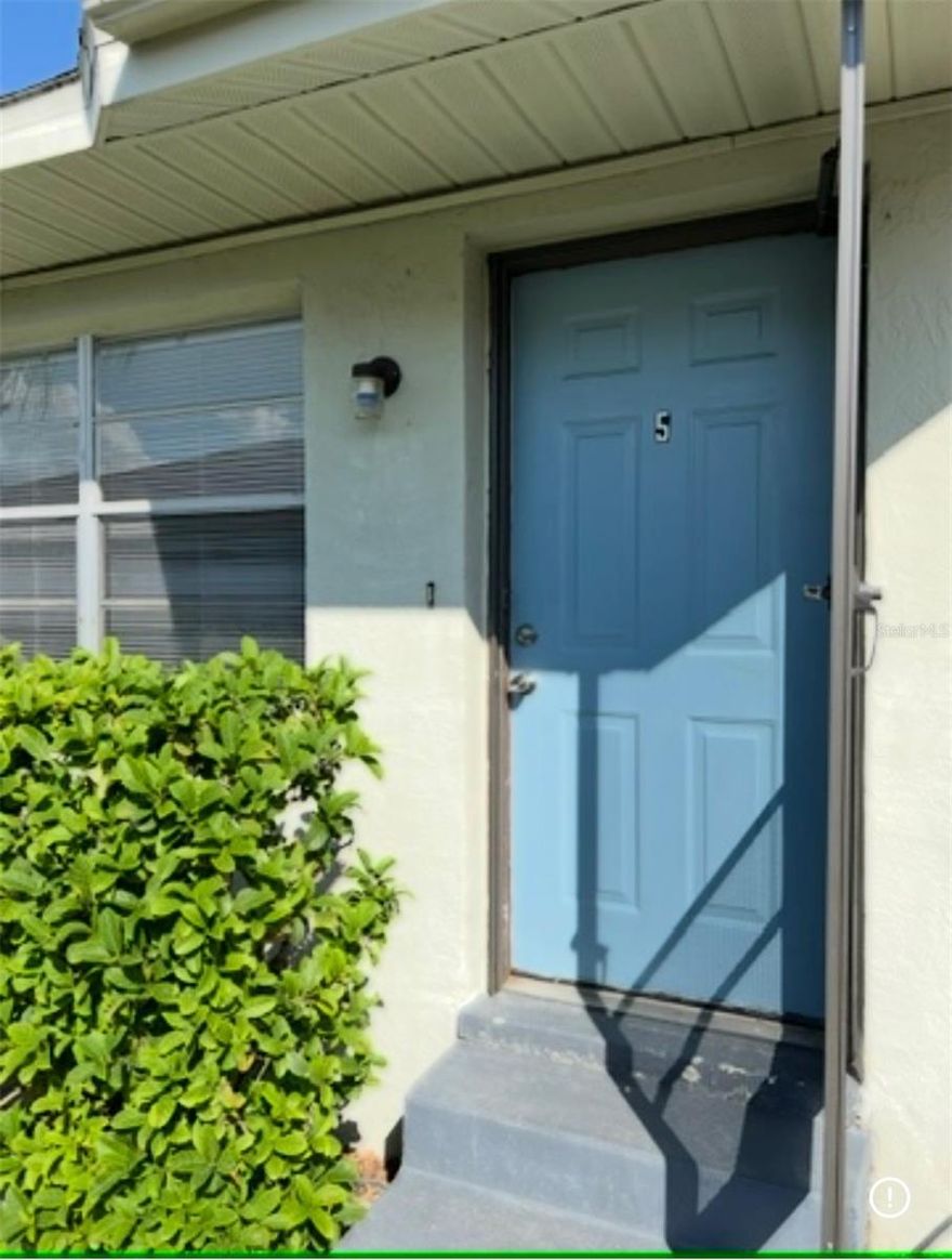 Apollo Beach 2/1, Community Dock, Walking Distance to Circles, Remodeled Kitchen and Bath with Granite Counters, Stainless Appliances, Ceramic Tile. Great Unit.