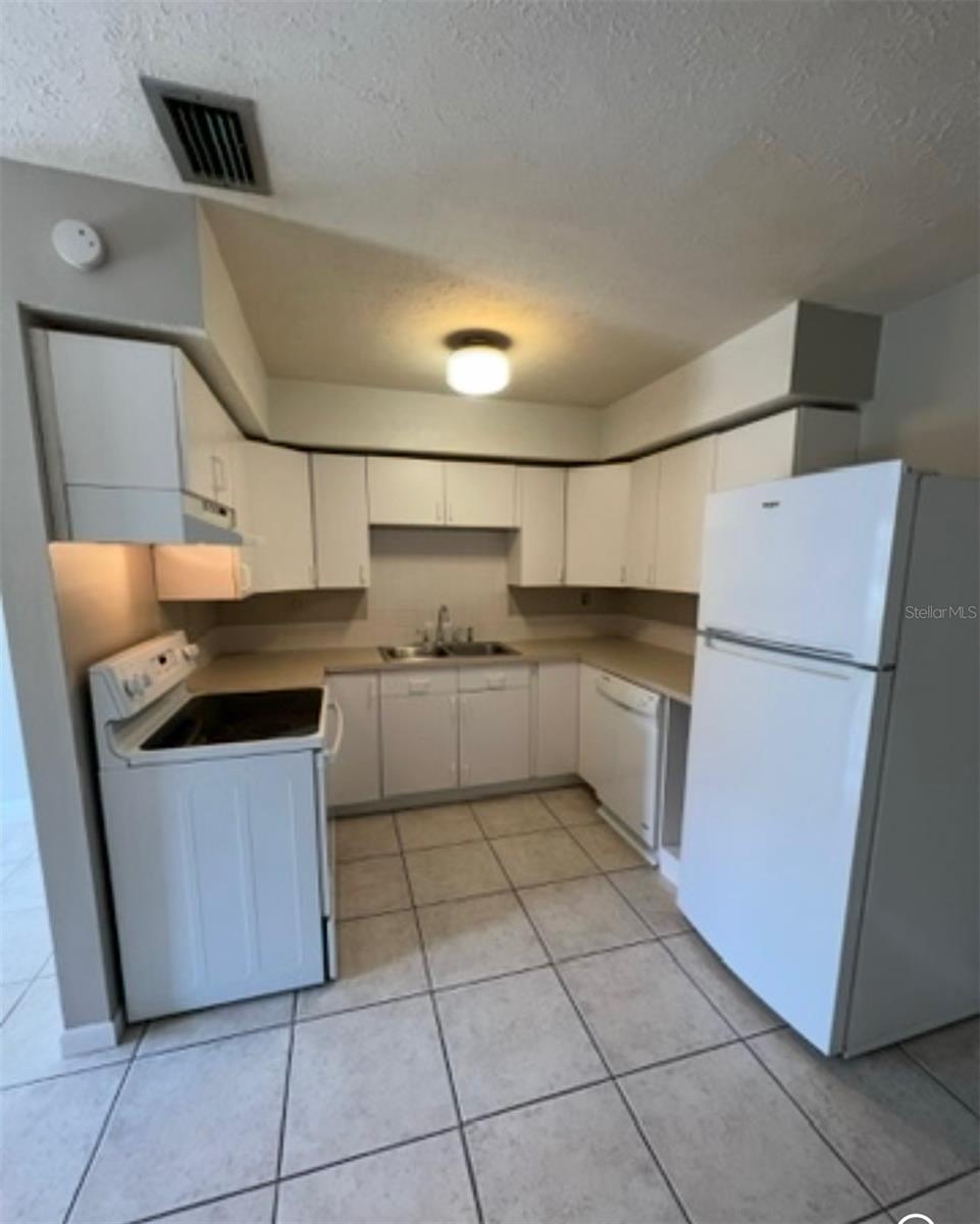 APOLLO BEACH CONDO - Residential Lease