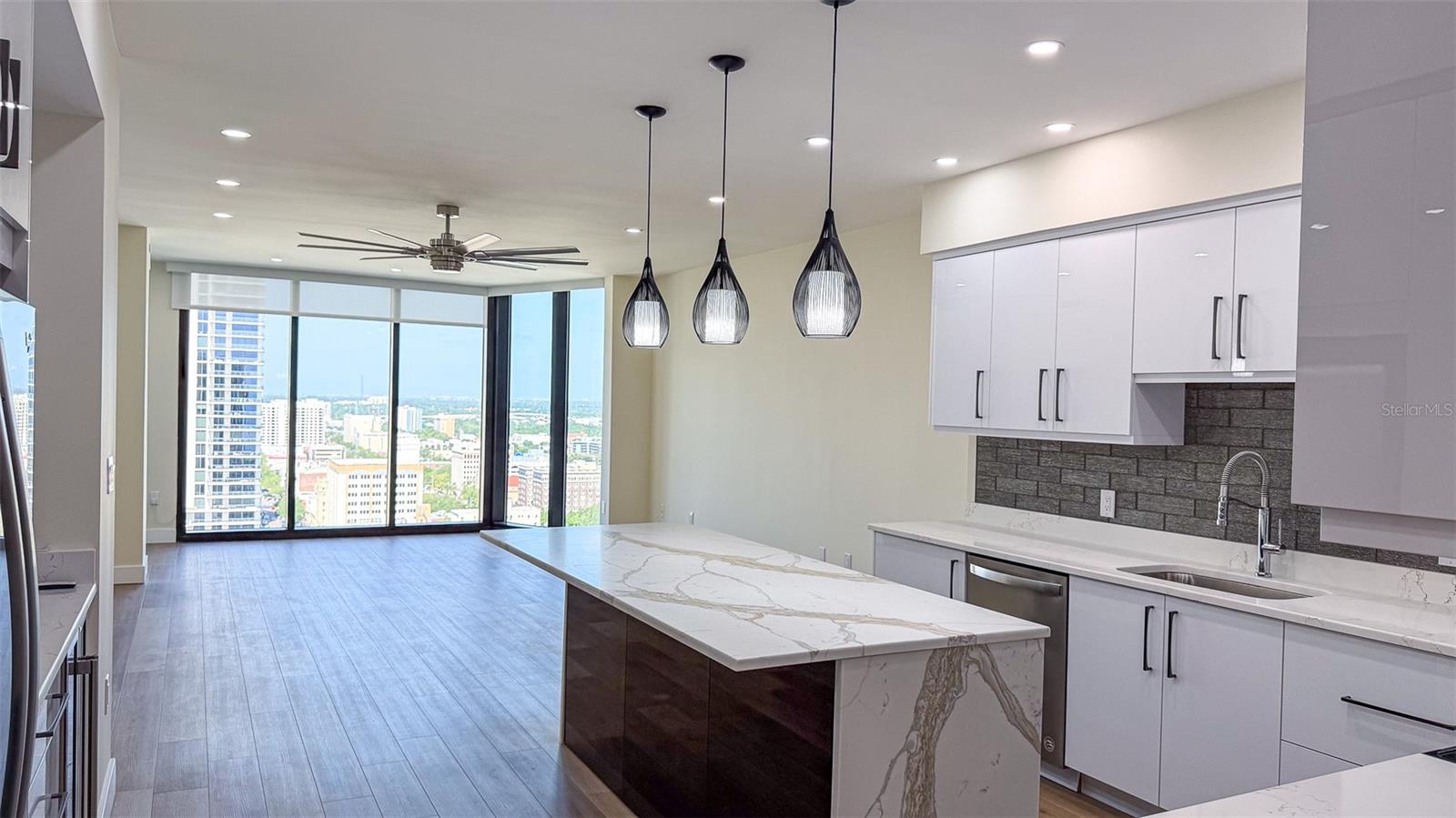 1 BEACH DRIVE SE 2512