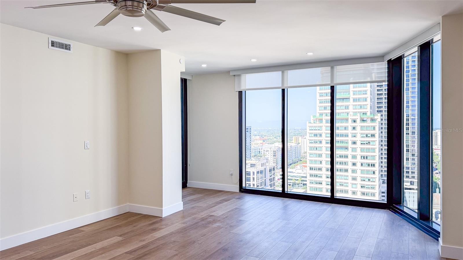 1 BEACH DRIVE SE 2512