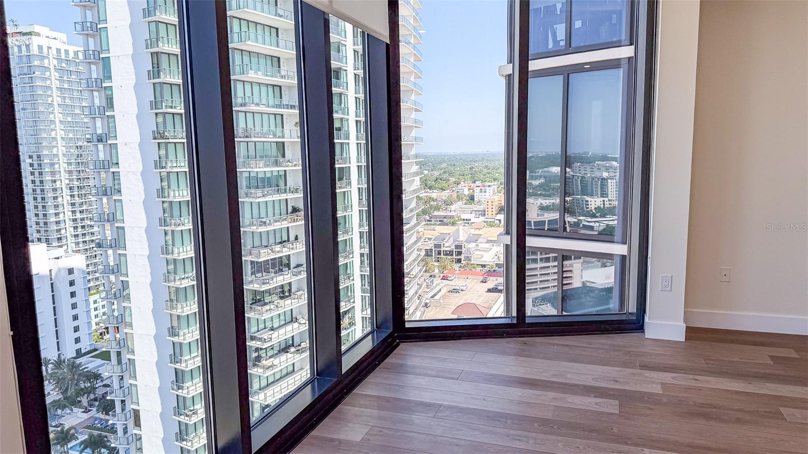 1 BEACH DRIVE SE 2512