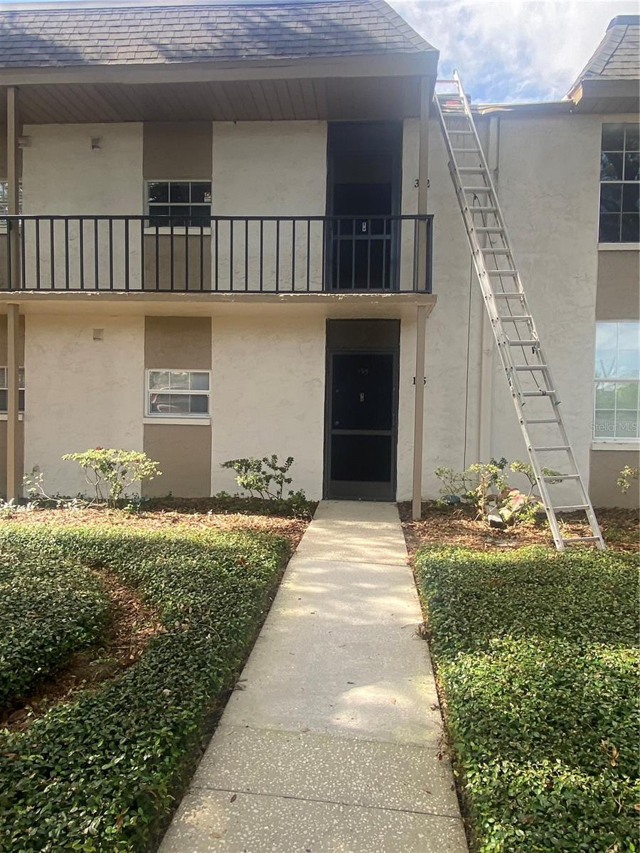 Great location to any part of Tampa Bay, close to shopping,dining, medical and all other conveniences.
Very spacious 1 br 1 and a half bath rooms, leave the living area and enter the green area and the pool.
Call now!