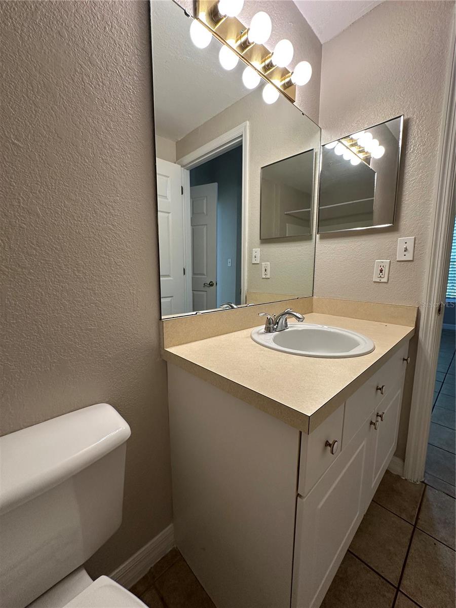 HUNTERS POINTE AT HUNTERS RESERVE A CONDO - Residential Lease