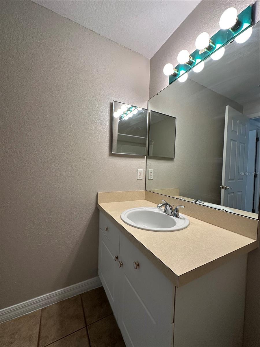 HUNTERS POINTE AT HUNTERS RESERVE A CONDO - Residential Lease