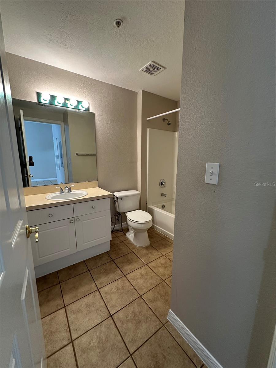 HUNTERS POINTE AT HUNTERS RESERVE A CONDO - Residential Lease