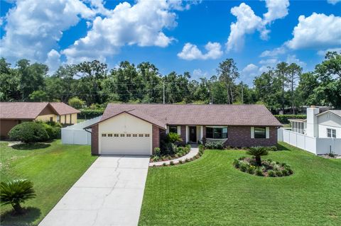 Photo of 9203 Kingsridge Drive, Temple Terrace, FL 33637 (MLS # TB8495544)