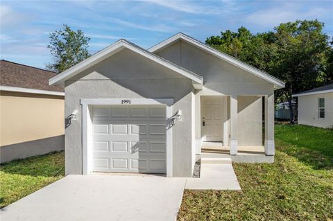 A home in EUSTIS