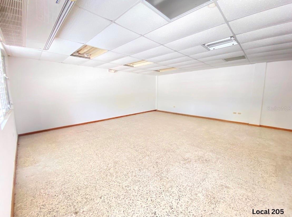 Commercial Space / Office Available for Rent in a Prime Area of Ponce
Ideal location for law firms, insurance agencies, engineering or accounting offices, startups, online businesses, or expanding companies.
?? Unit 205
?? 483 sq. ft. (21’ x 23’)
?? Includes a brand-new A/C unit
?? $1,000/month
?? Located on the second floor
?? Water included
?? Ample parking
?? 991 Ednita Nazario Ave. – Second floor (Next to Florida Bakery)
?? Contact us today to schedule a visit or request more information.
?? Don’t miss this opportunity!
