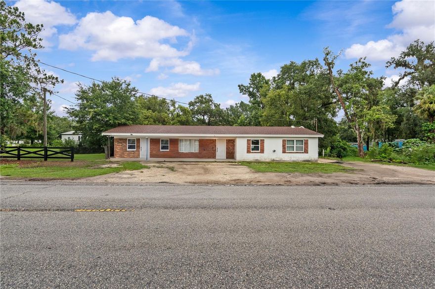 ?? For Sale: 3 Bed / 2 Bath Home on Nearly 1 Acre – NO HOA! AC & Roof 2022
?? Dover, FL | Close to I-4 & Valrico Rd
Escape the cookie-cutter neighborhoods and enjoy 0.88 acres of fenced freedom with this move-in ready 3-bedroom, 2-bath home in a prime Dover location. With no HOA or deed restrictions, you can finally bring your RV, boat, or trailer and live life your way!
??? Home Features:3 Bedrooms / 2 Full Bathrooms, Spacious family room with plenty of natural light, Dedicated dining area perfect for family meals, Well-equipped kitchen with generous counter space, Central heat and air for year-round comfort
Well and septic system – no water/sewer bills!
Room to add a workshop, pool, or garden
Plenty of space to park boats, RVs, or utility trailers
Quiet, country-style setting with fast access to main roads