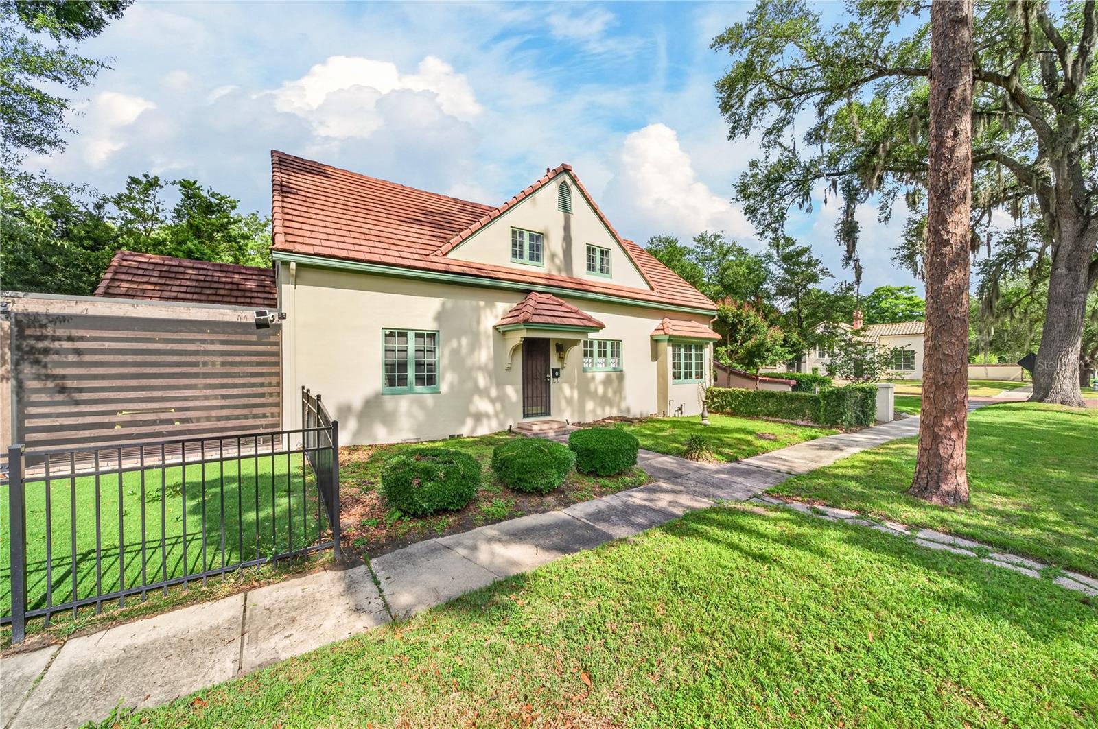 1216 GOLDEN LANE