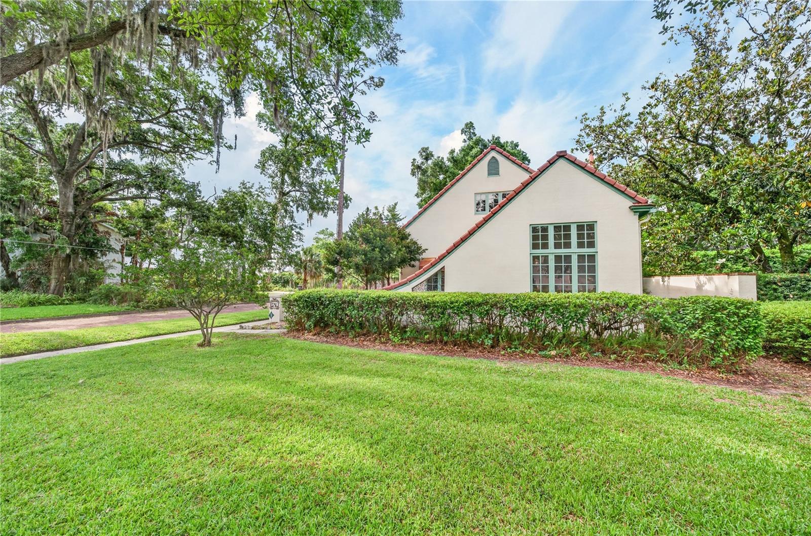 1216 GOLDEN LANE