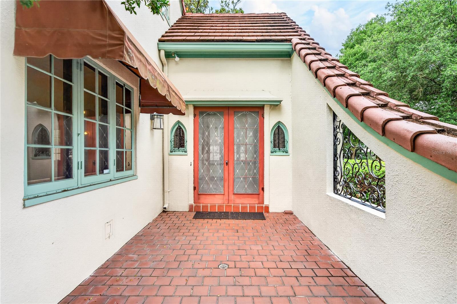 1216 GOLDEN LANE