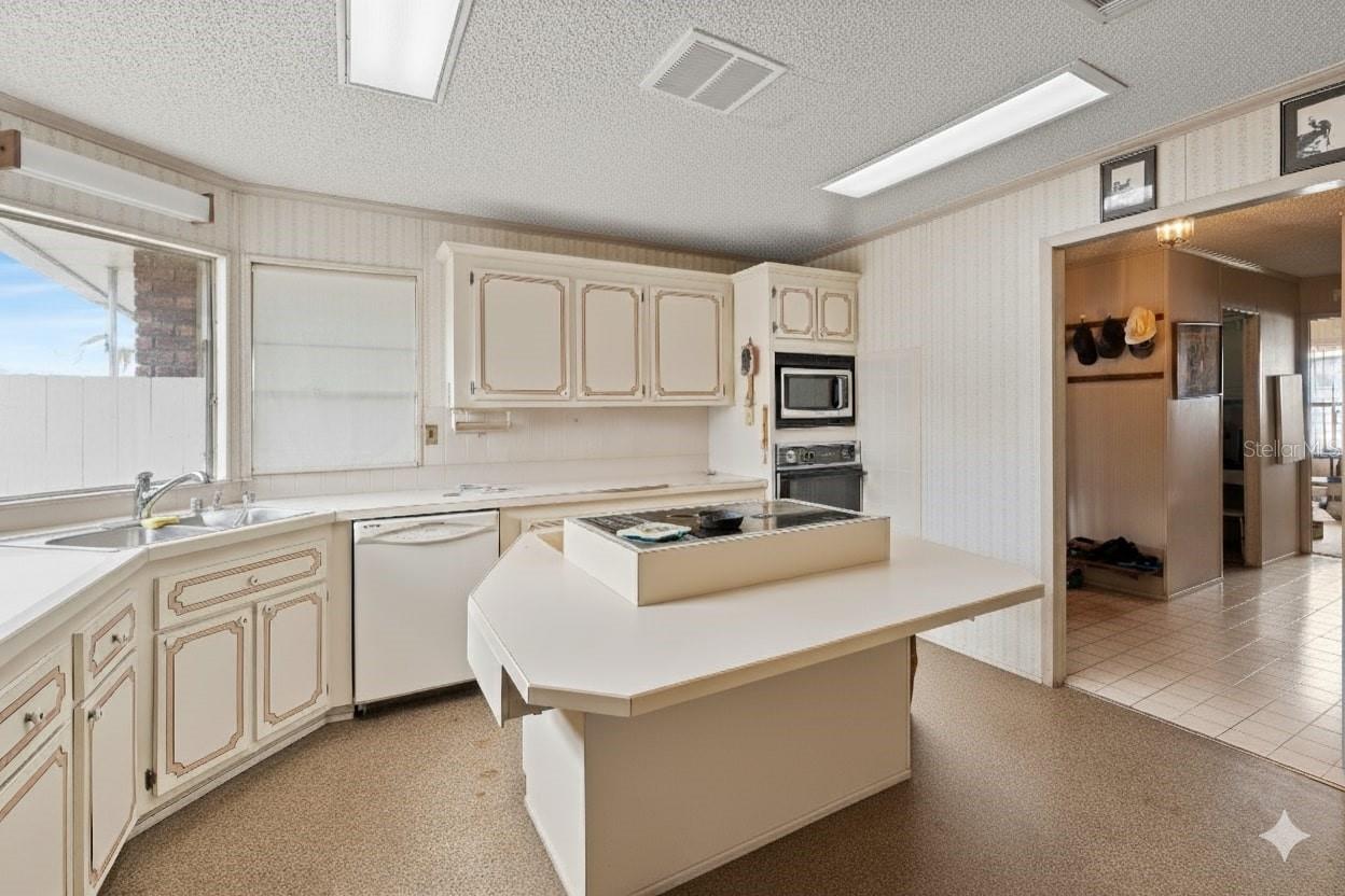 ZELLWOOD STATION - Residential