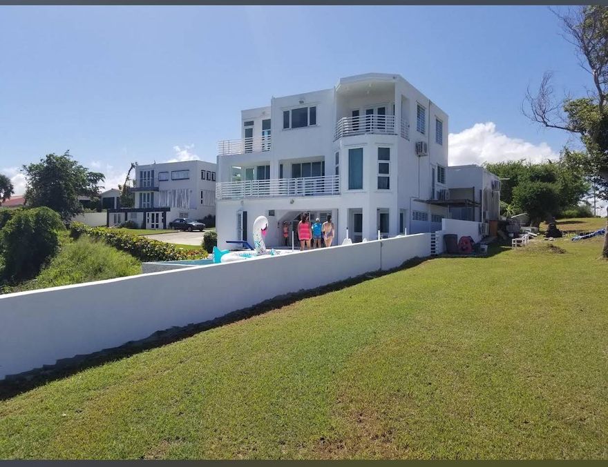 One bedroom apartment furnished and equipped; Ot has a community pool and a private parking.