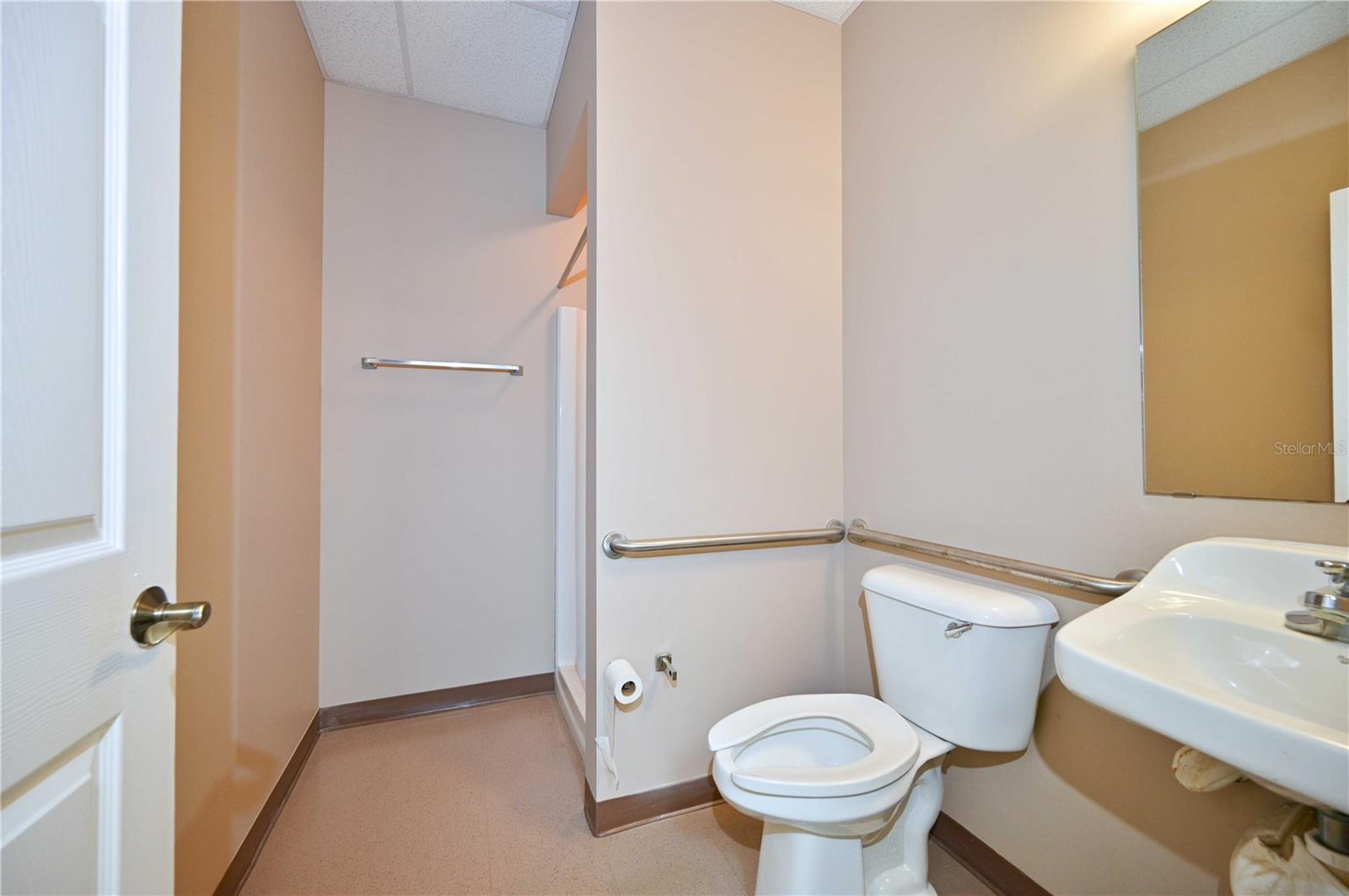 TERRACE OAKS BUS CENTER - Commercial Lease