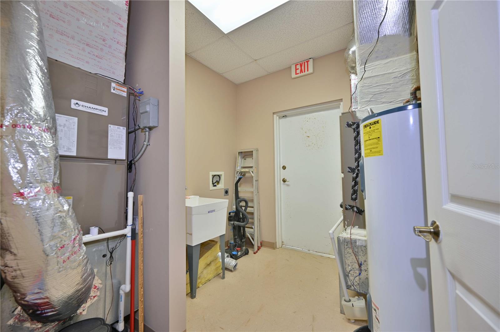 TERRACE OAKS BUS CENTER - Commercial Lease