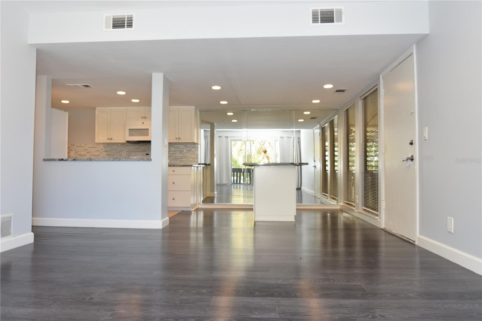 PALM CLUB - Residential Lease