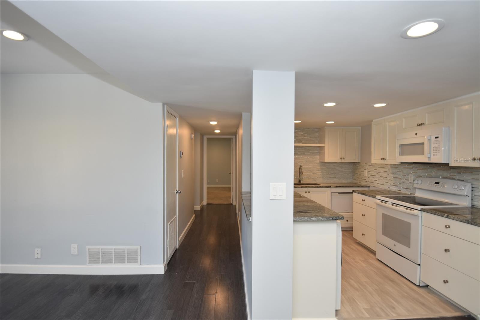 PALM CLUB - Residential Lease