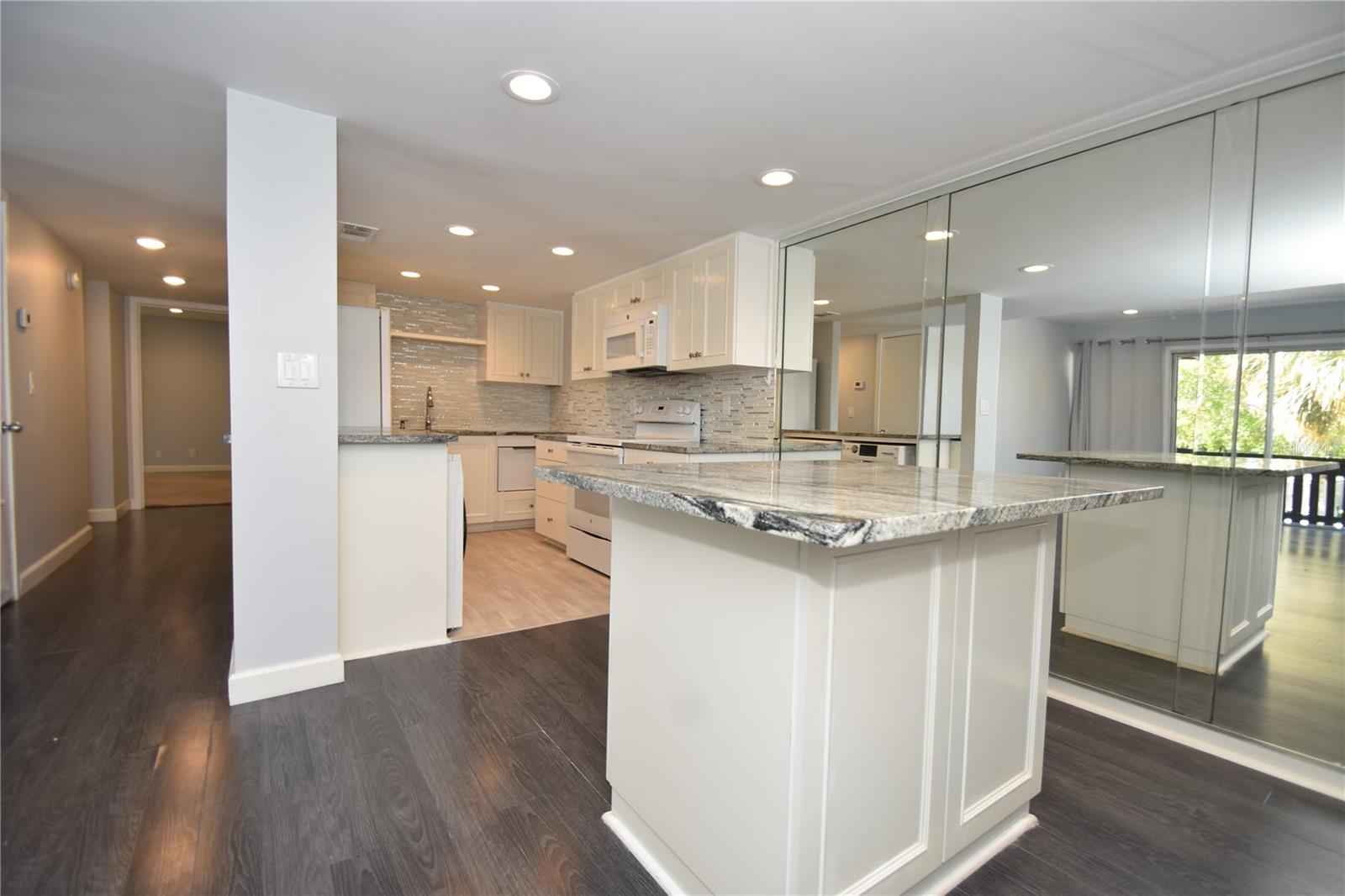 PALM CLUB - Residential Lease