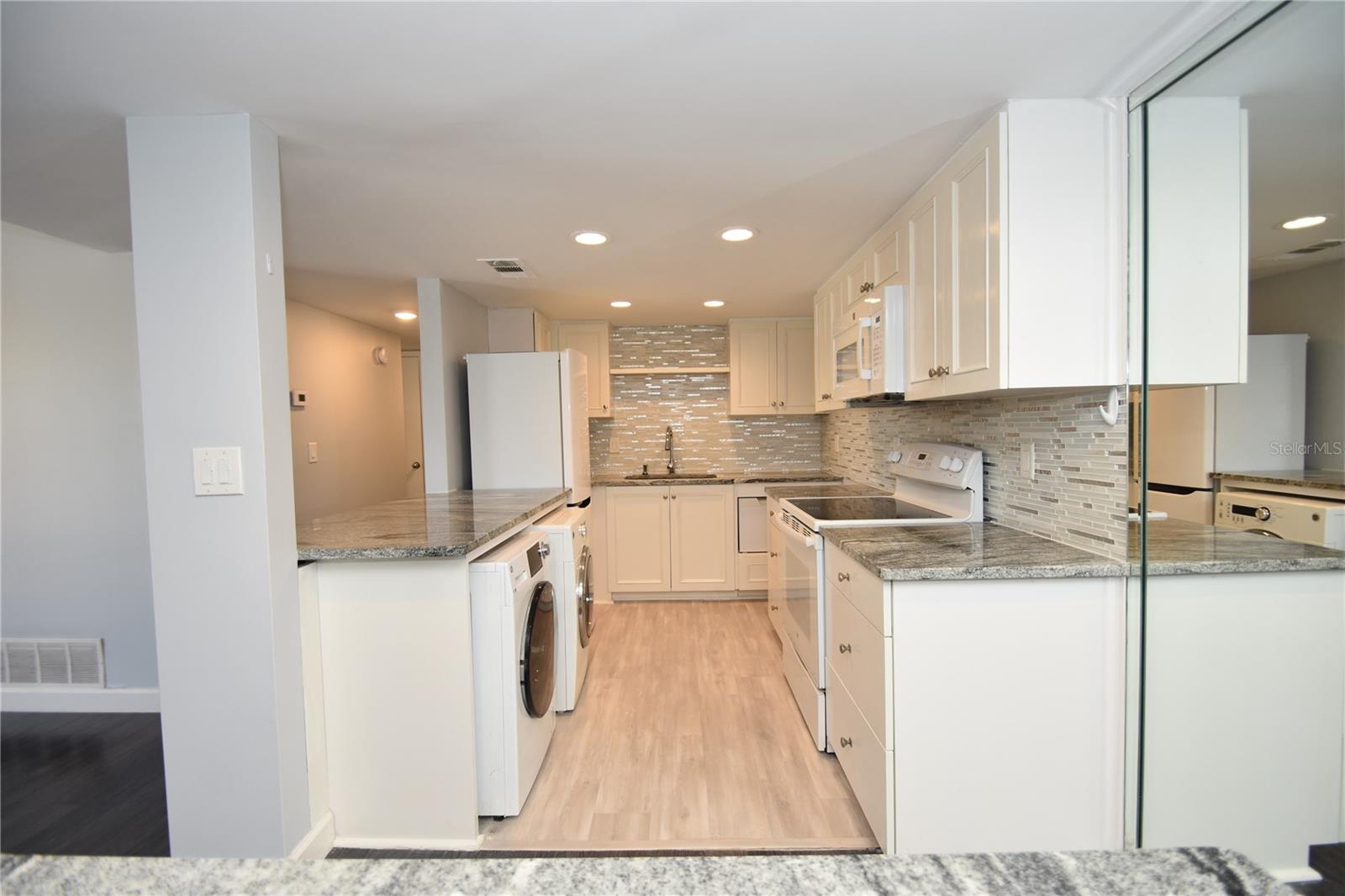 PALM CLUB - Residential Lease