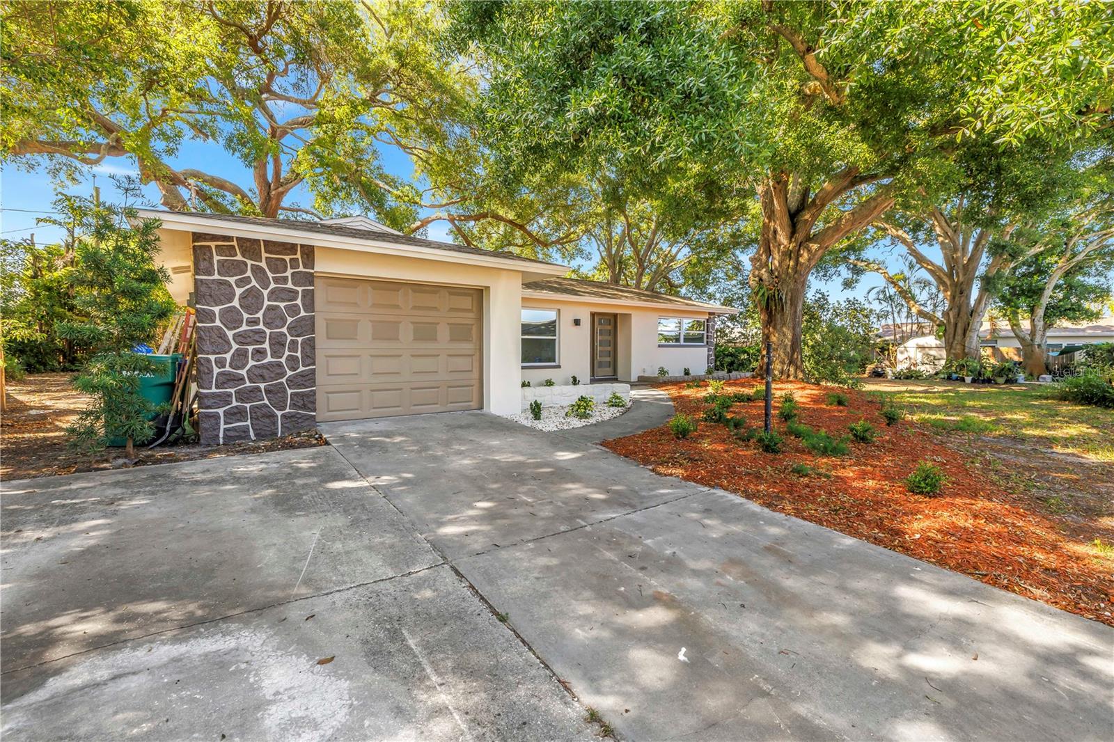 2161 NE HILLWOOD COURT