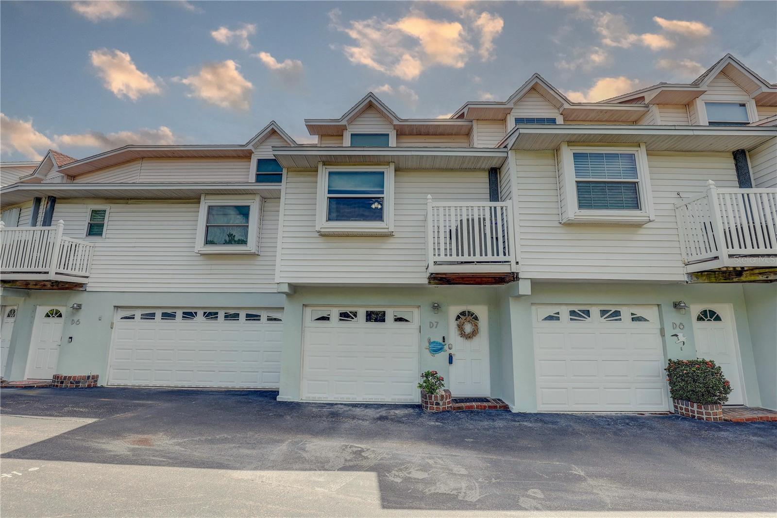 VISTA VILLAGE TWNHMS - Residential