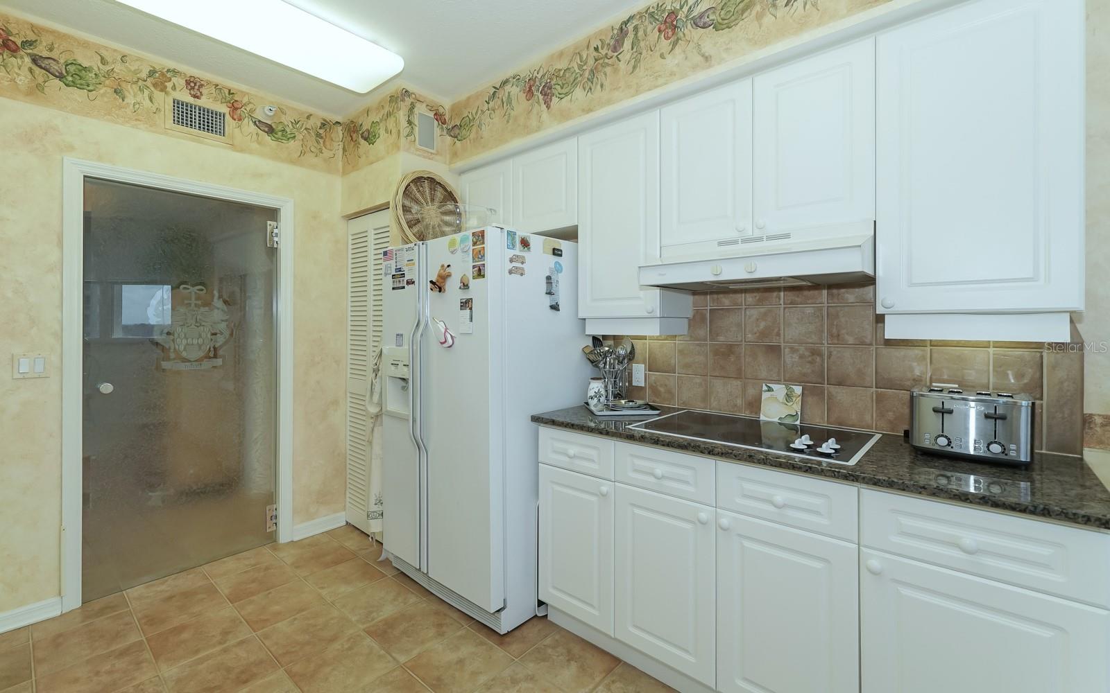 L ELEGANCE ON LIDO BEACH - Residential Lease