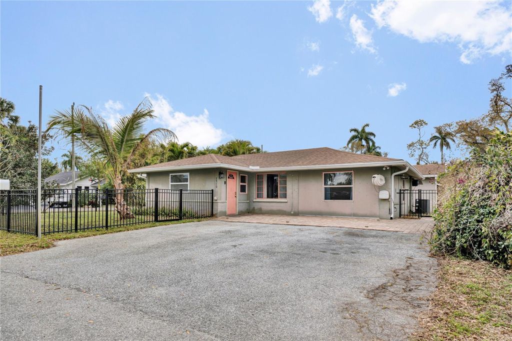 Photo of 3510 4th Avenue W, Bradenton, FL 34205 (MLS # A4683623)