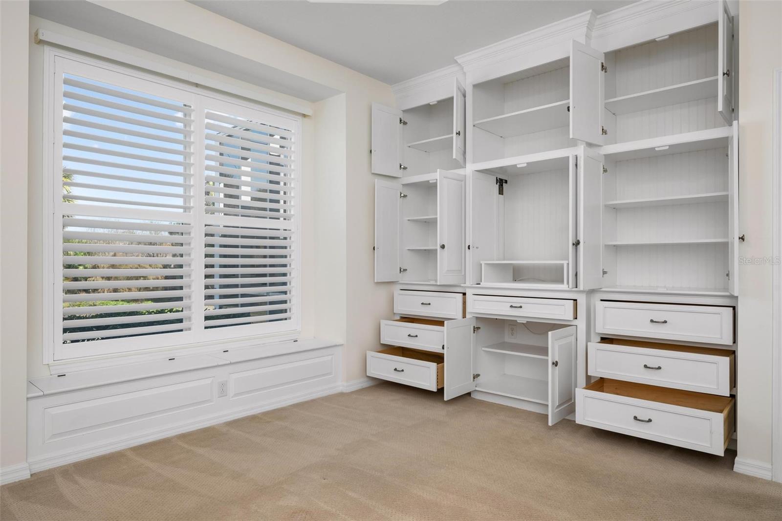 PELICAN POINTE GOLF & COUNTRY CLUB - Residential