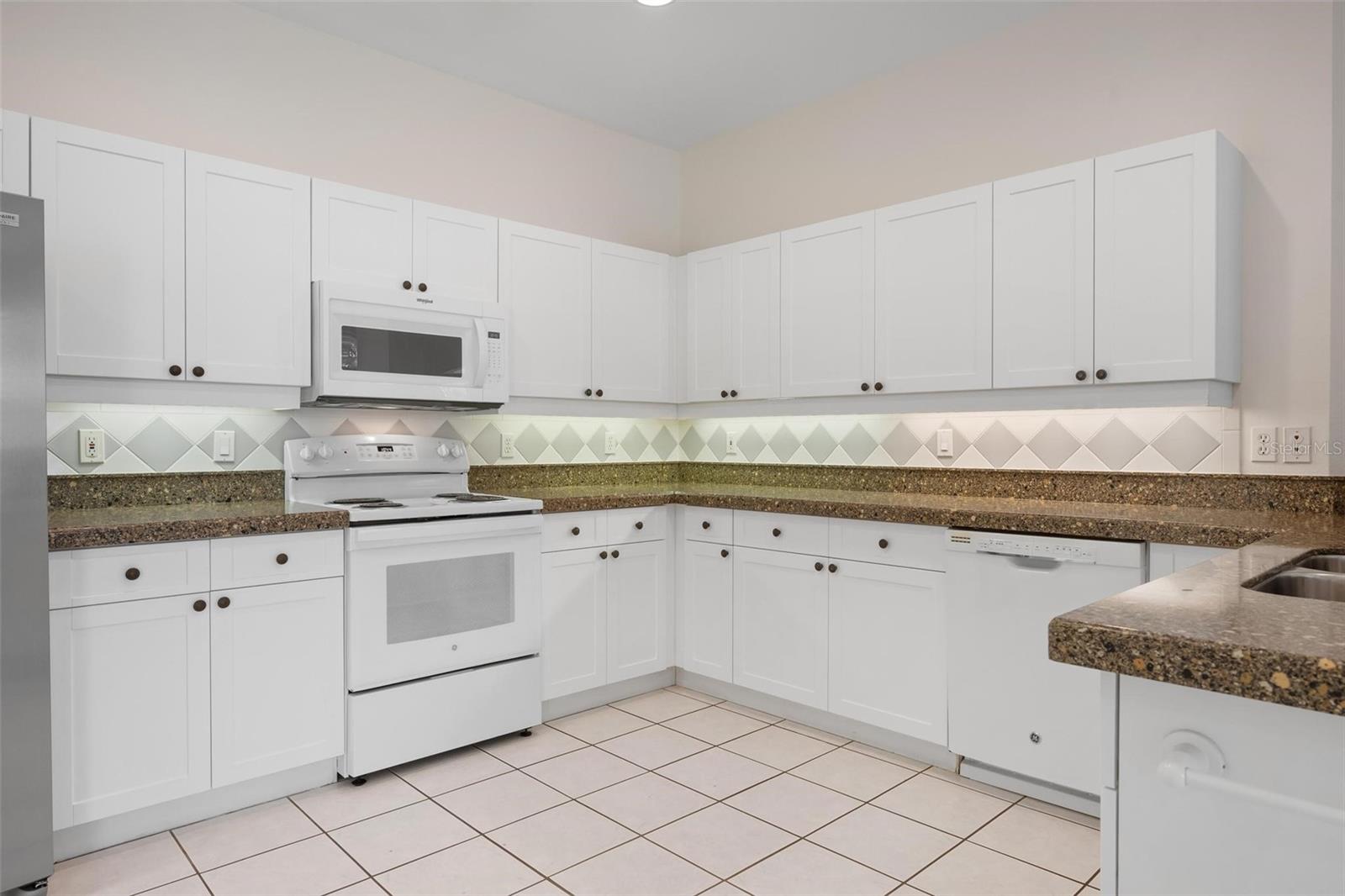 PELICAN POINTE GOLF & COUNTRY CLUB - Residential