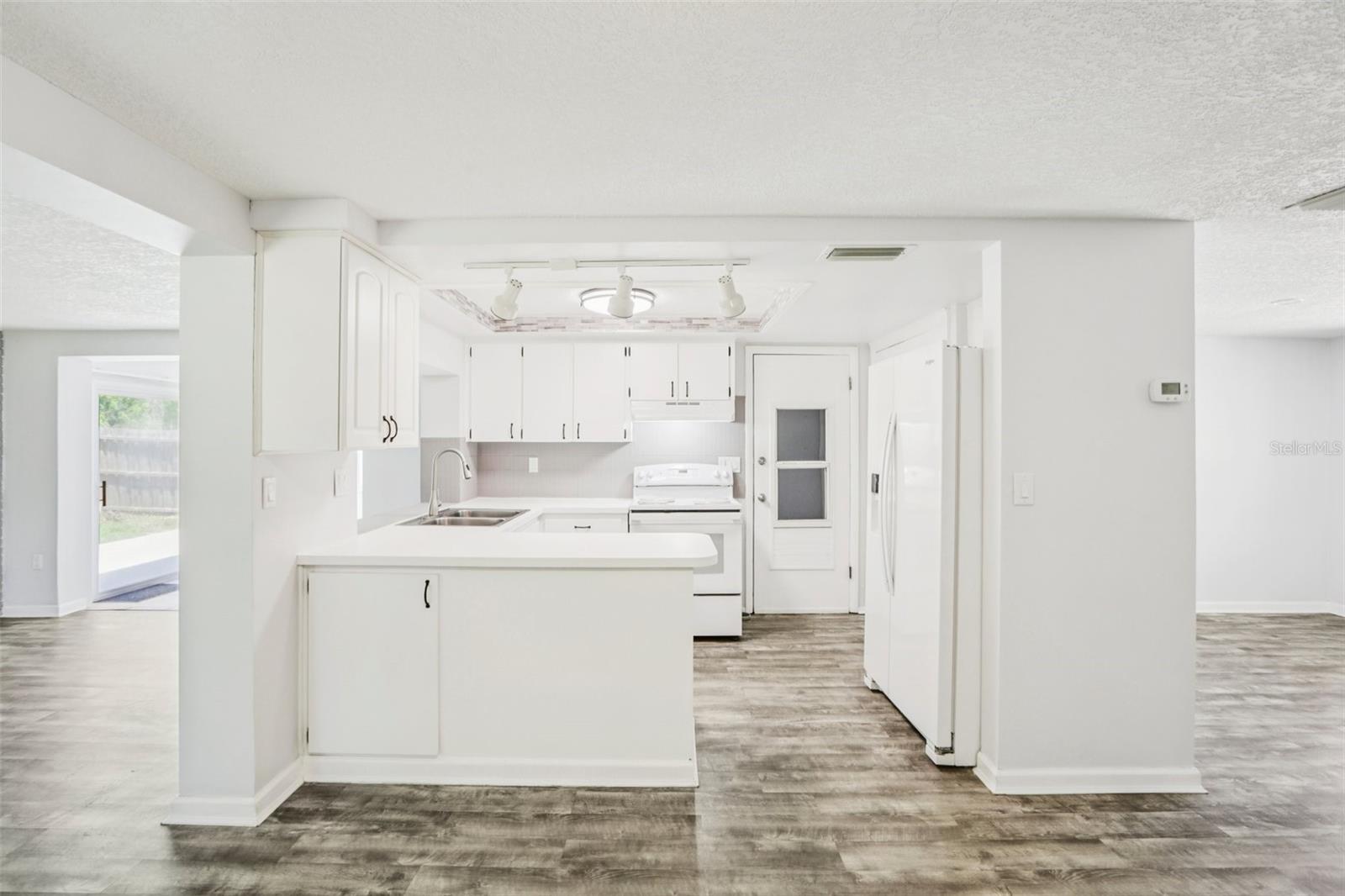 BEACON SQUARE - Residential Lease