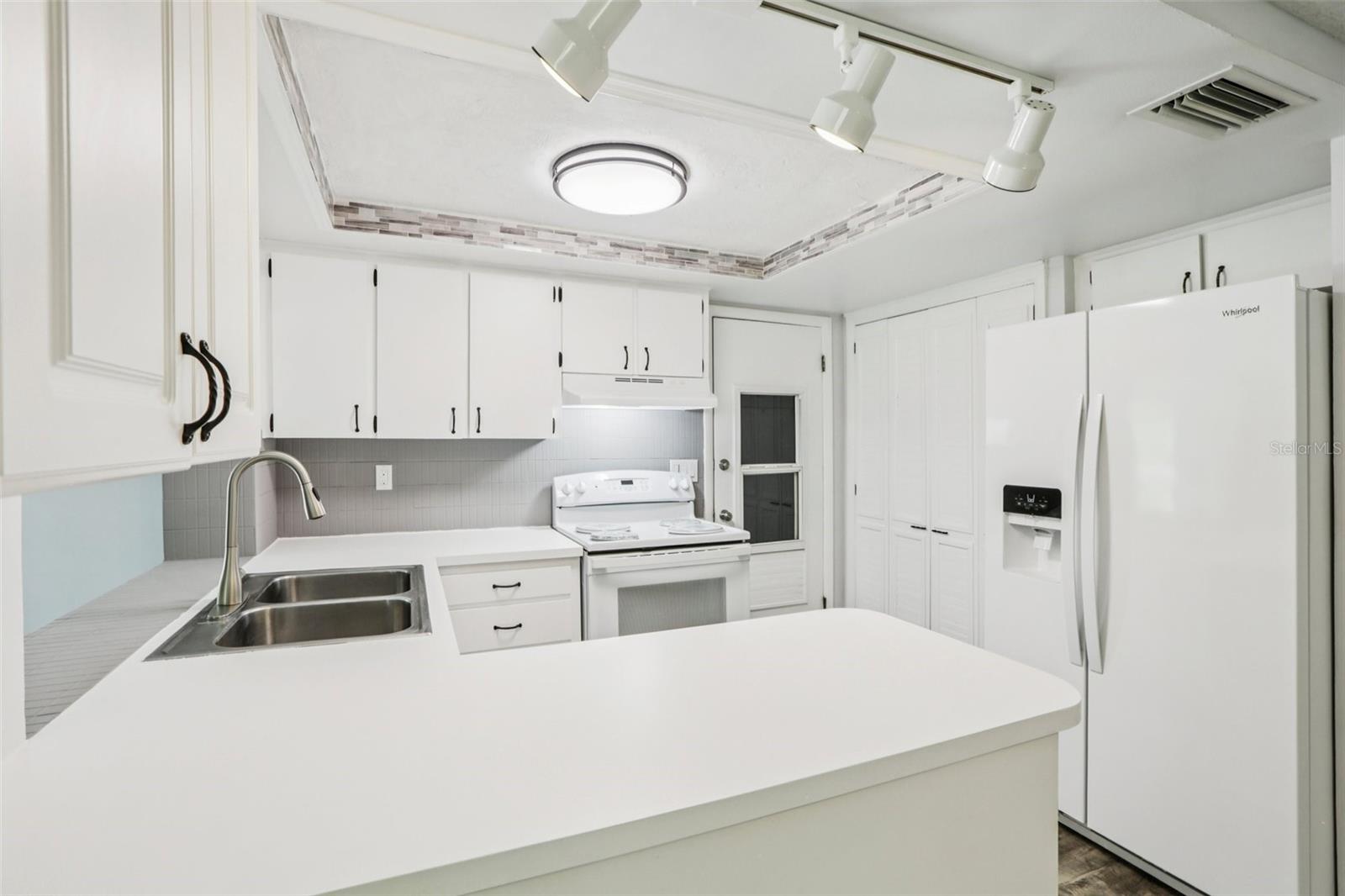 BEACON SQUARE - Residential Lease