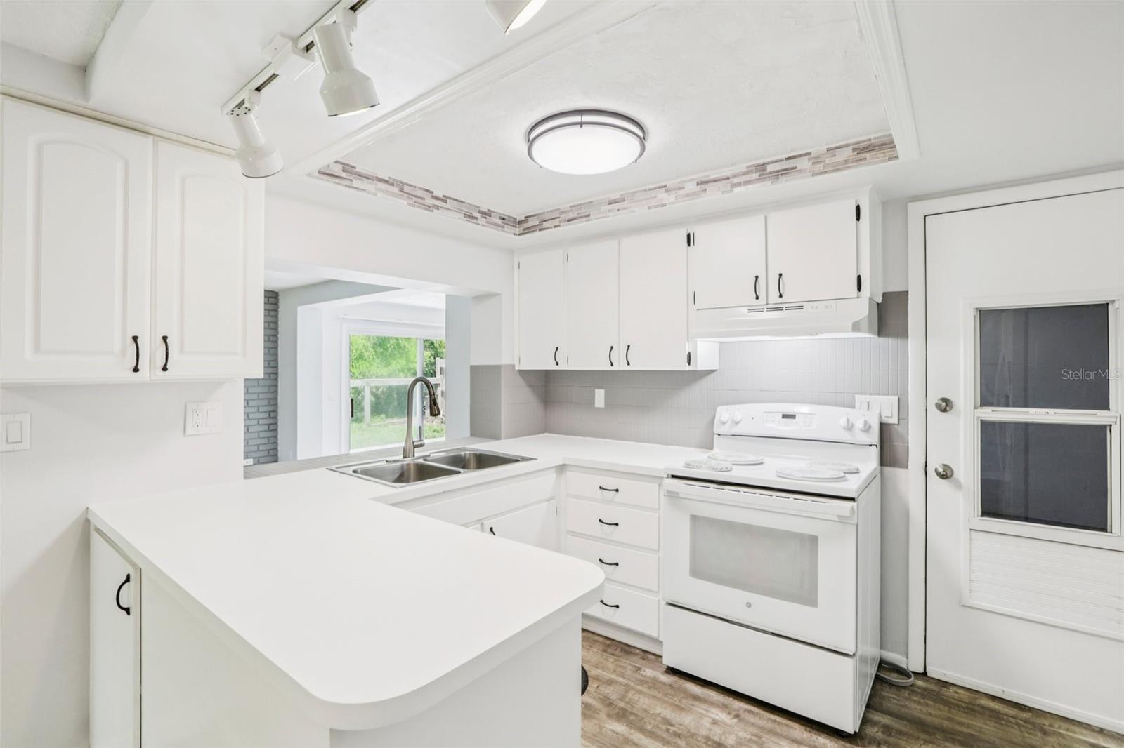 BEACON SQUARE - Residential Lease