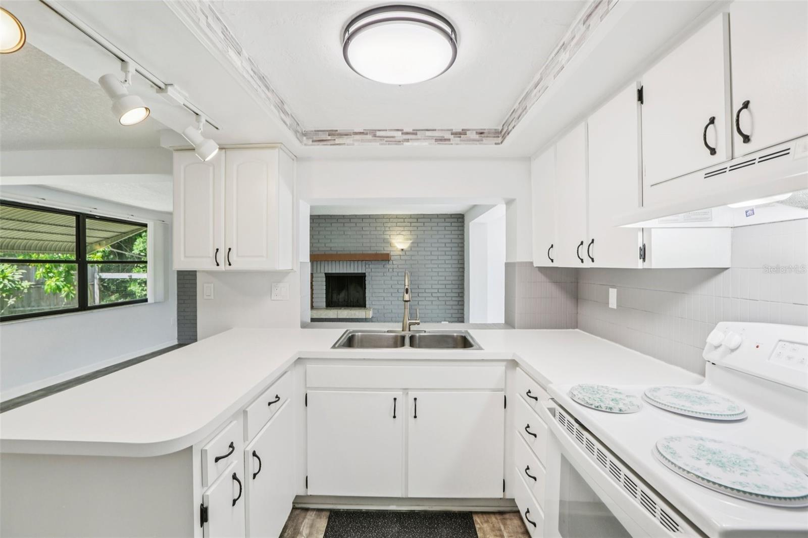 BEACON SQUARE - Residential Lease