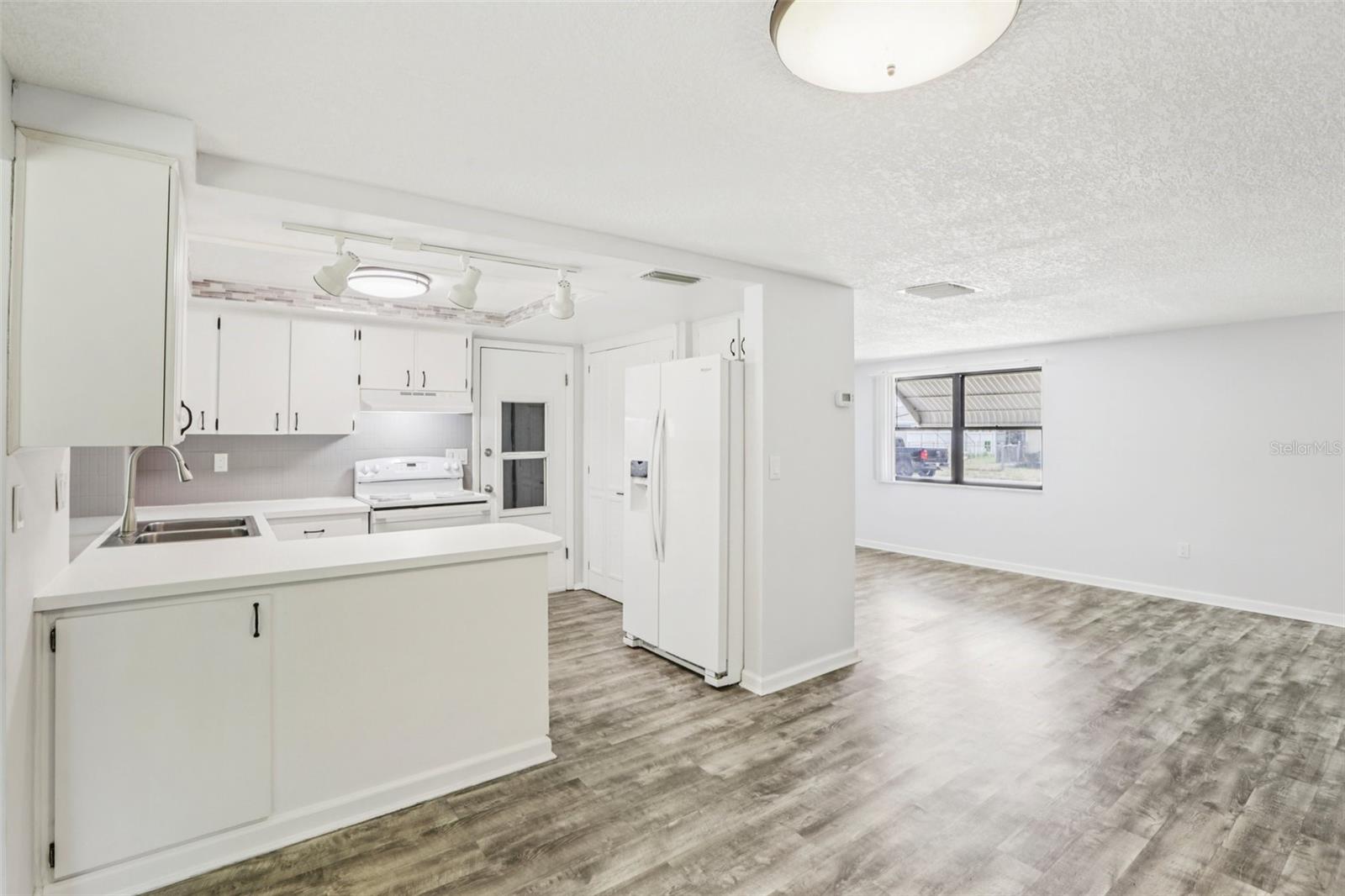 BEACON SQUARE - Residential Lease