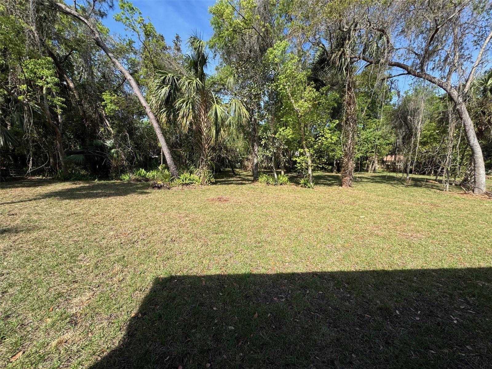 1552 LAKESIDE DRIVE