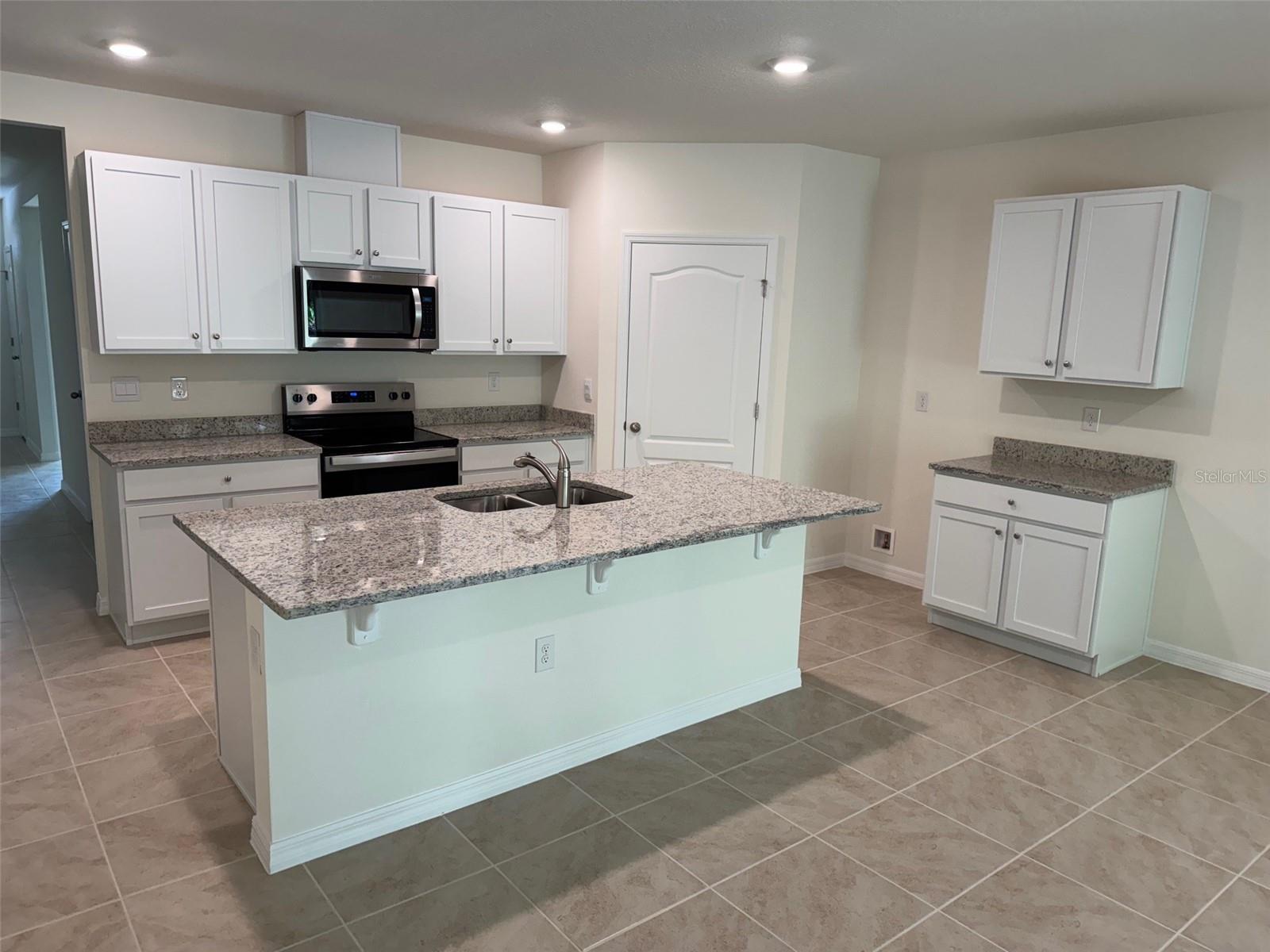 1552 LAKESIDE DRIVE
