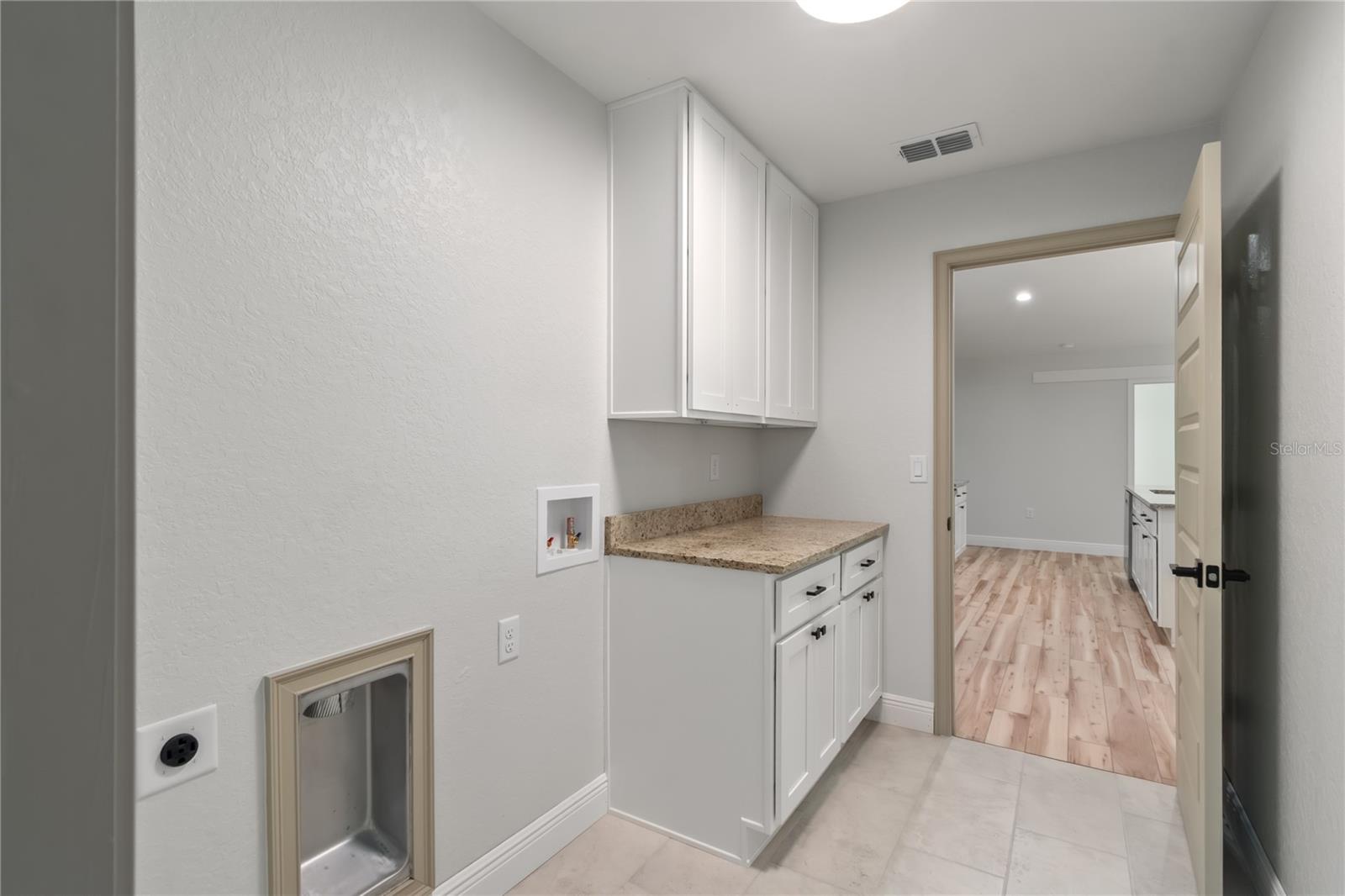 ROLLING HILLS UN FOUR - Residential