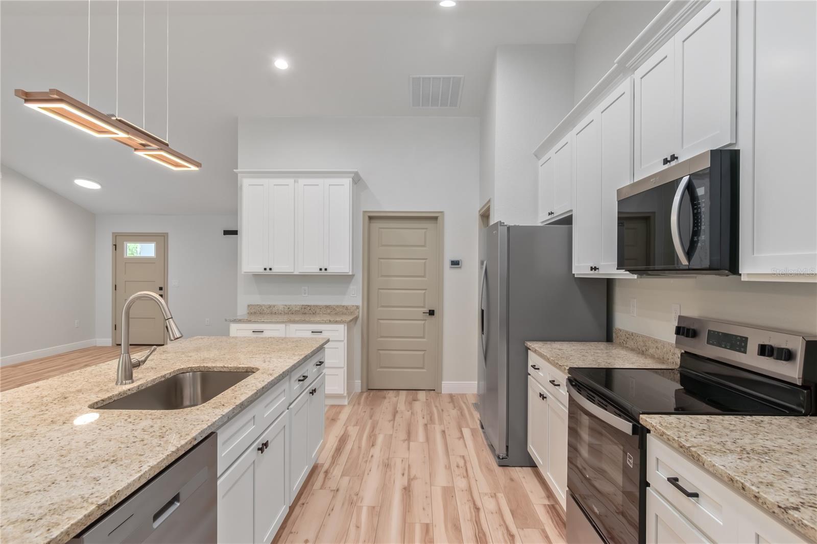 ROLLING HILLS UN FOUR - Residential