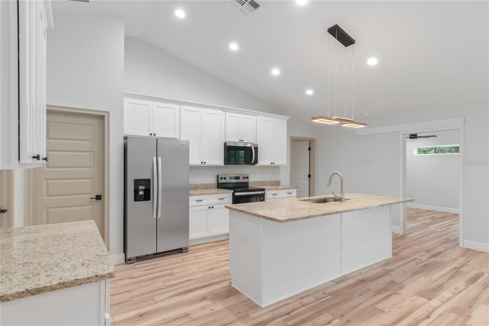 ROLLING HILLS UN FOUR - Residential