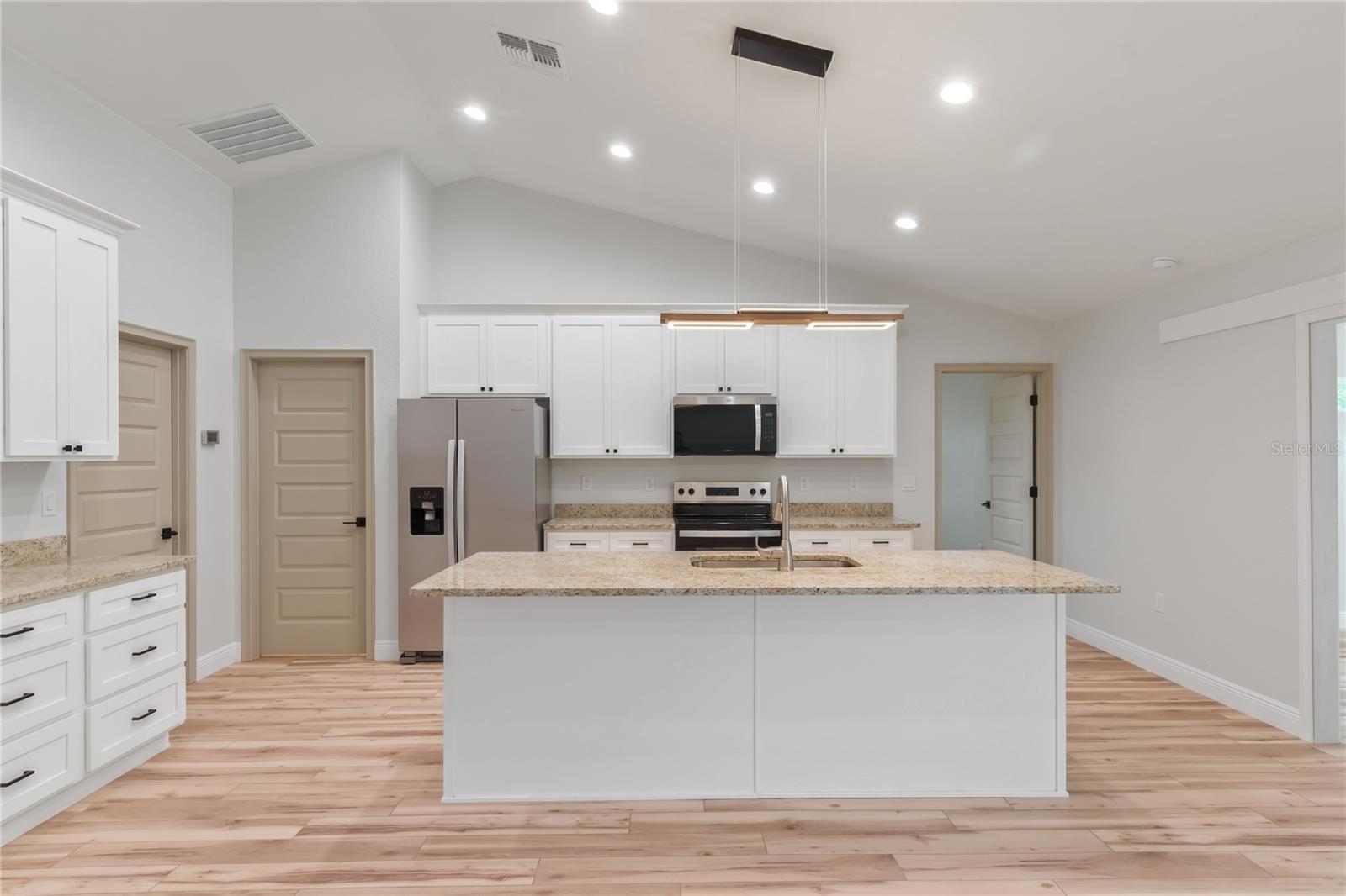 ROLLING HILLS UN FOUR - Residential