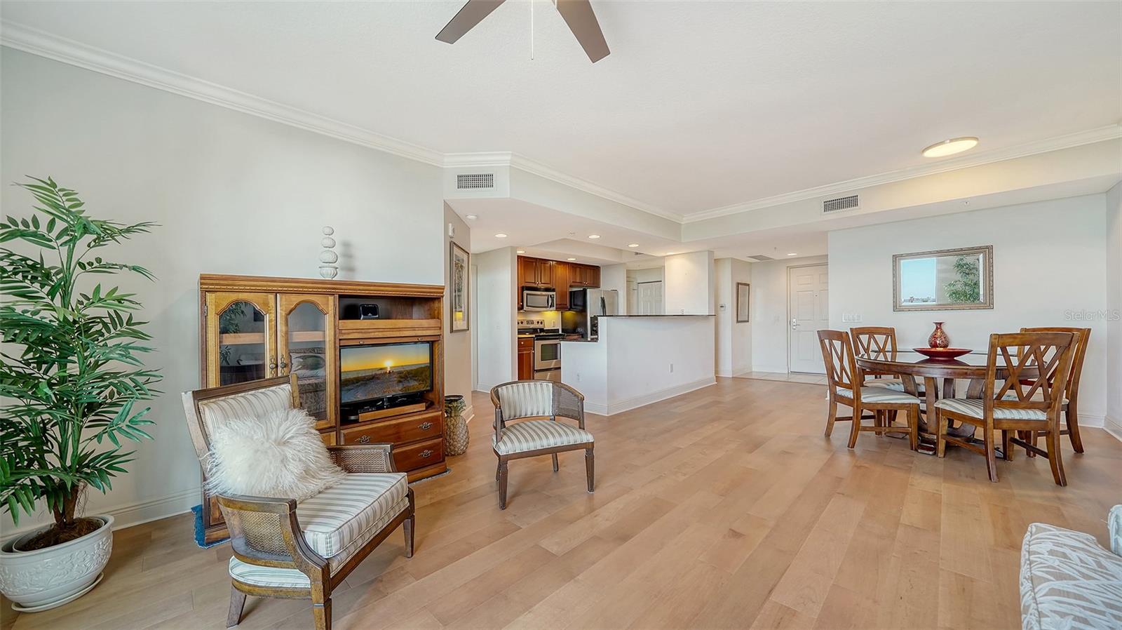 800 N TAMIAMI TRAIL 403