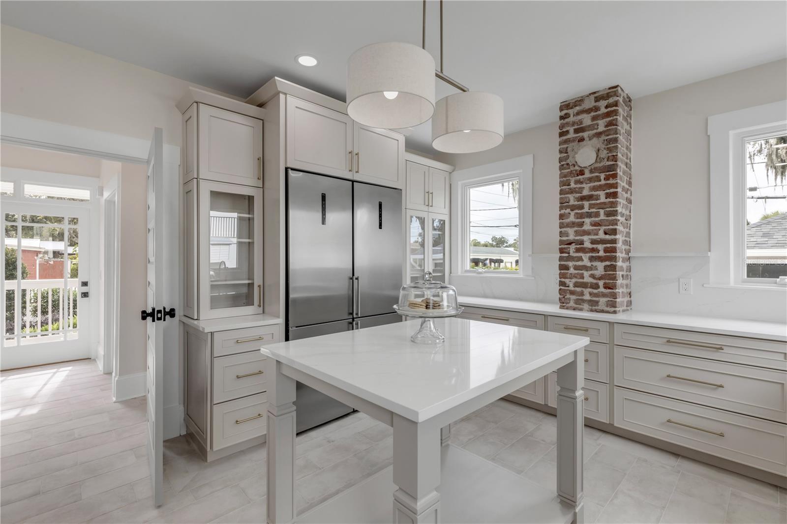 214 S RIVERSIDE DRIVE