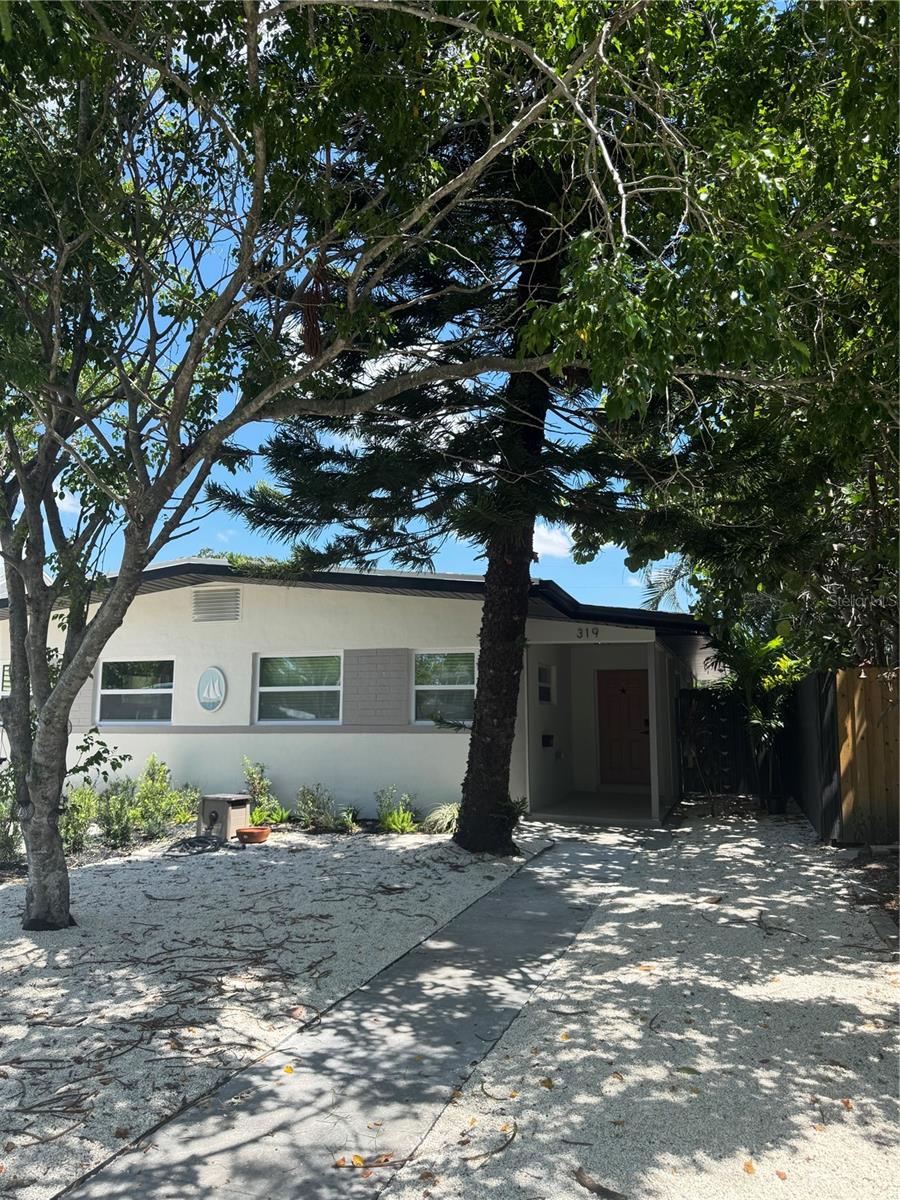 Beautiful investment property. A fully renovated Duplex in the heart of Old Southeast St. Petersburg a quiet, historic neighborhood just minutes from downtown, the bay, and beaches. Fully renovated.
Enjoy your own private space without compromising comfort. Each unit features:
Two comfortable bedrooms - Two full bathrooms with walk-in showers
kitchen with full set of appliances. Private backyard perfect for relaxing or dining al fresco, Laundry inside.
Easy and free street parking
Walk to Lassing Park (3 min) and Old Southeast Market (1 min), or take a short drive to explore The Dali Museum, St. Pete Pier, and local beaches like St. Pete Beach and Pass-a-Grille.
Flood insurance required.