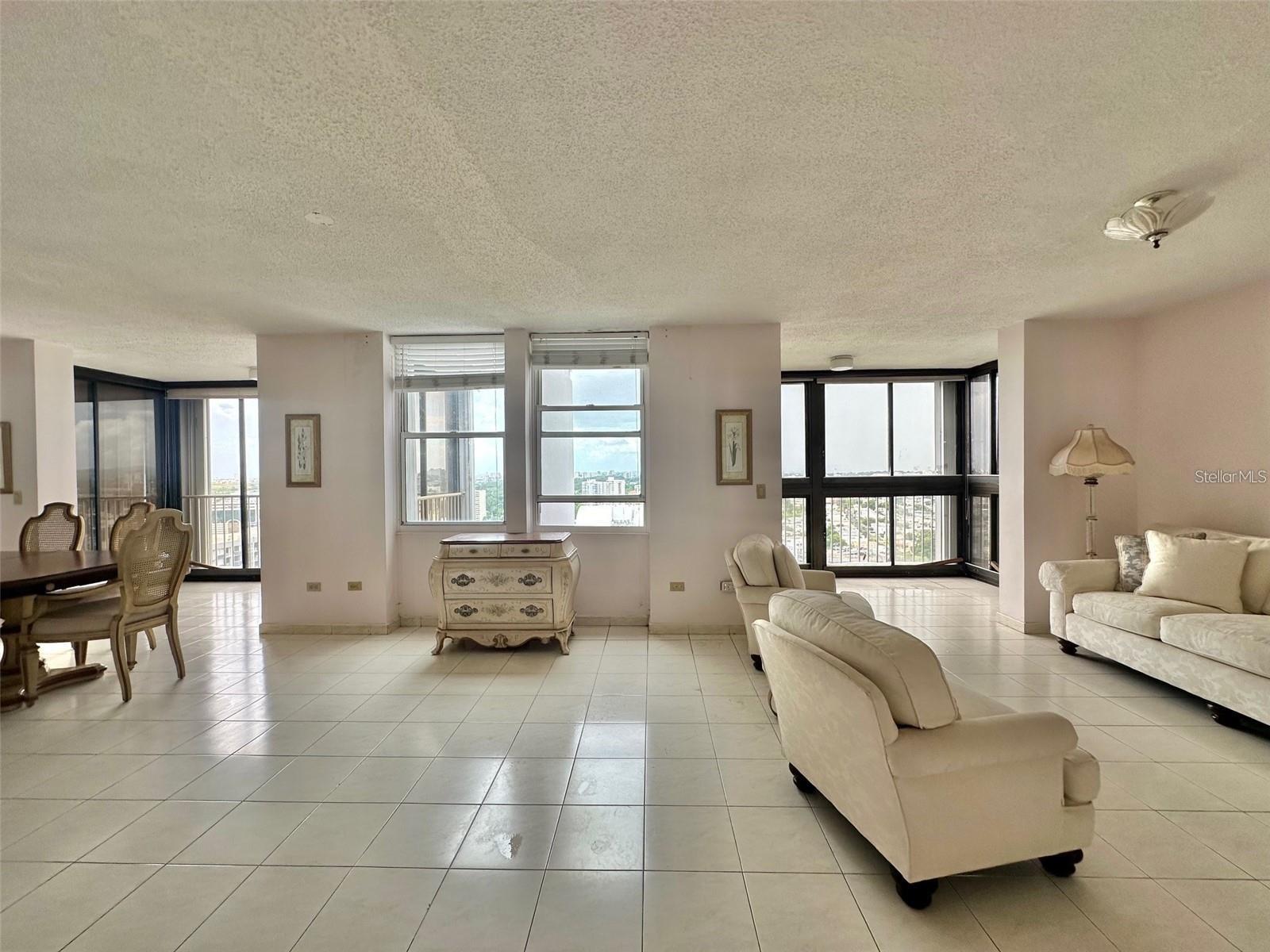 1026 AVE. LUIS VIGOREAUX PH-Sur